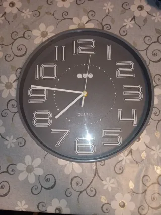 Reloj de pared gris moderno