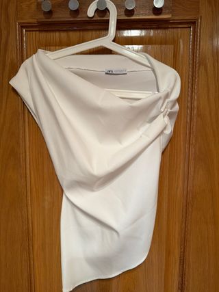 Top Zara Blanco Talla M con un hombro al aire.