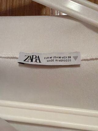 Top Zara Blanco Talla M con un hombro al aire.