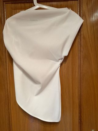 Top Zara Blanco Talla M con un hombro al aire.