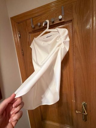 Top Zara Blanco Talla M con un hombro al aire.