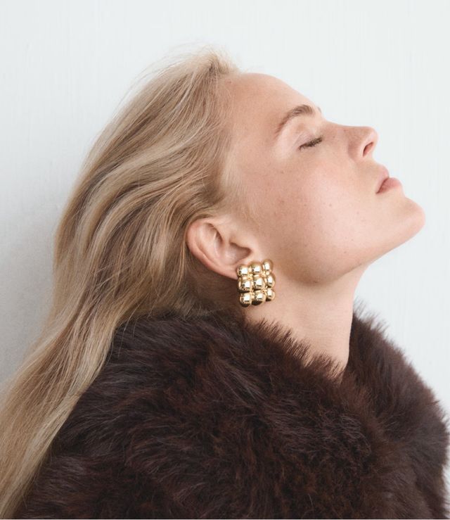 Pendientes cuadrados relieve en oro de Mango