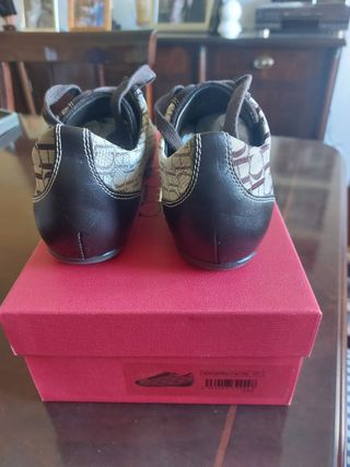 Zapatos Carolina Herrera Beige y Marrón. 