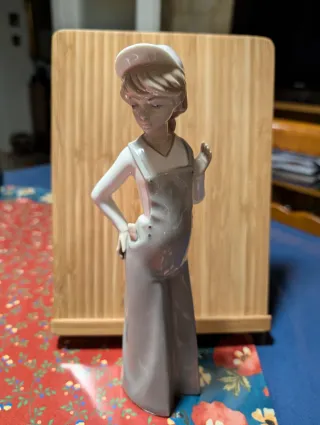 Statuetta ragazza con cappellino