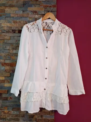 Blusa blanca con volantes y encaje