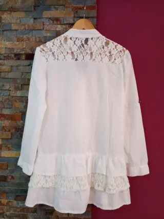 Blusa blanca con volantes y encaje