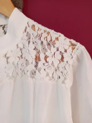 Blusa blanca con volantes y encaje