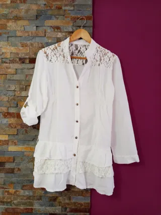 Blusa blanca con volantes y encaje
