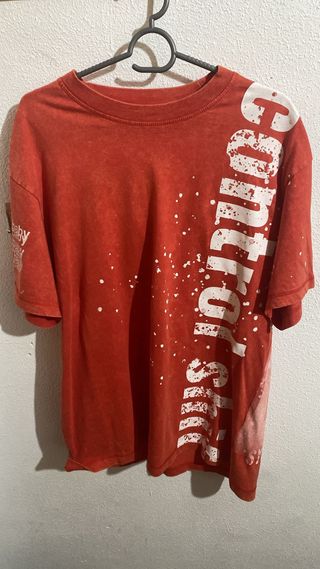 Camiseta roja con estampado blanco