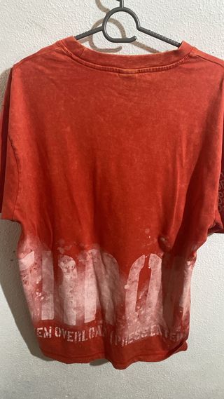 Camiseta roja con estampado blanco