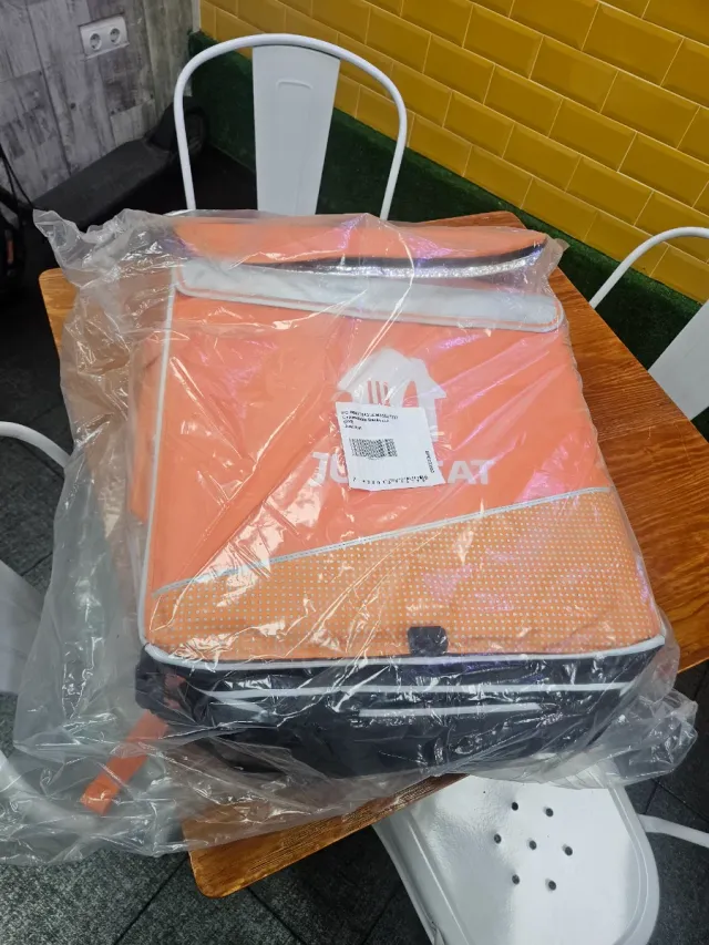 Mochila Just Eat y chaquetones impermehable