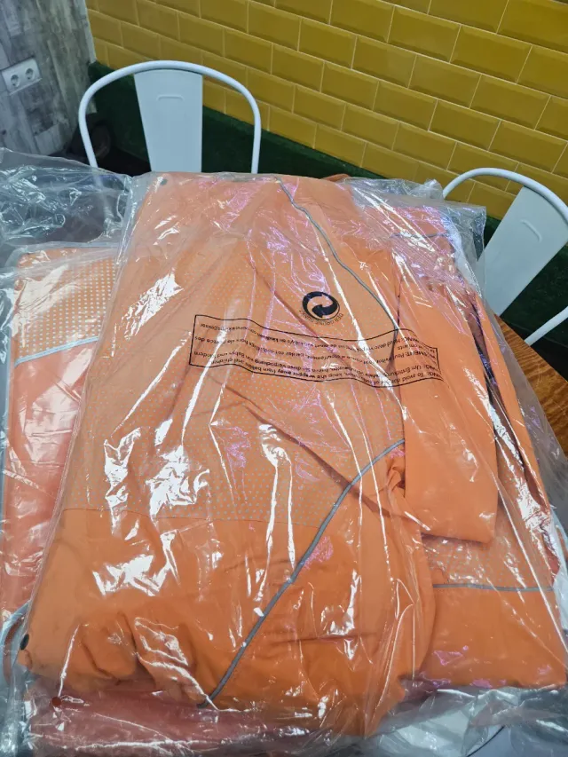 Mochila Just Eat y chaquetones impermehable