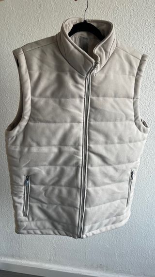 Chaleco acolchado beige con cremallera