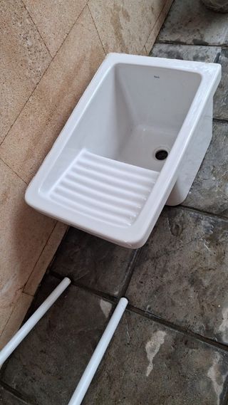 Pila de lavadero blanca con soporte