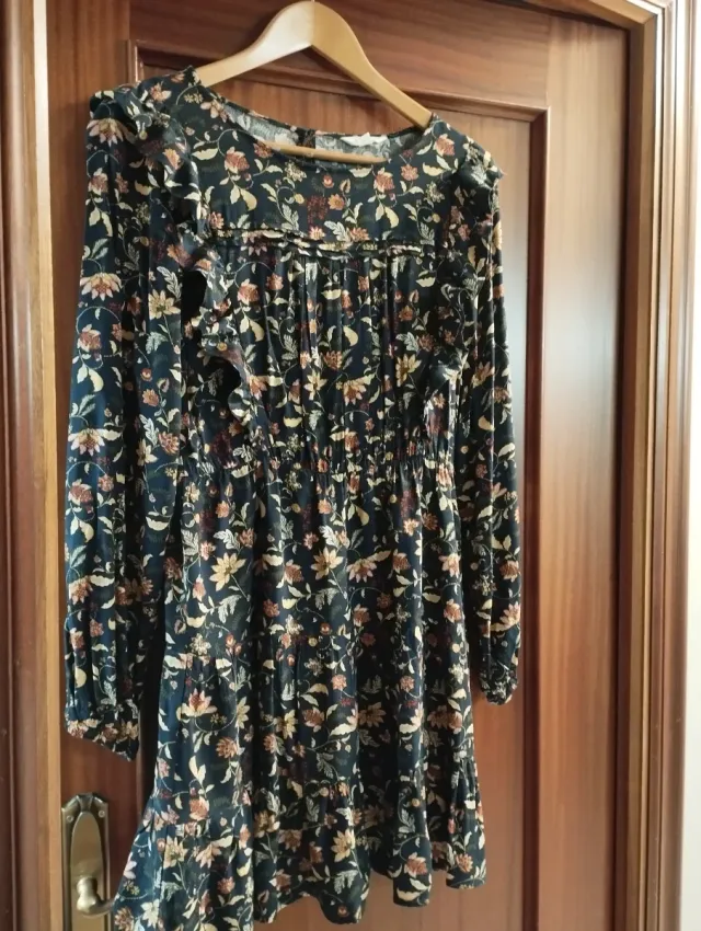 Vestido estampado floral manga larga.