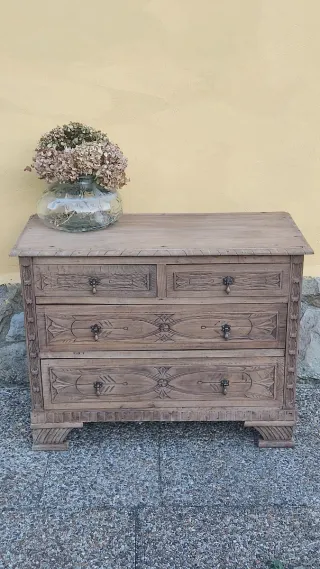 Cassettiera antica in legno intagliato