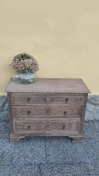 Cassettiera antica in legno intagliato