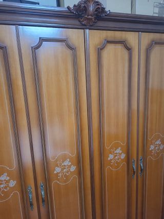Armario de madera clásico