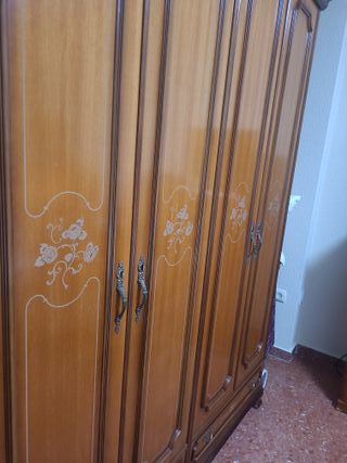 Armario de madera clásico