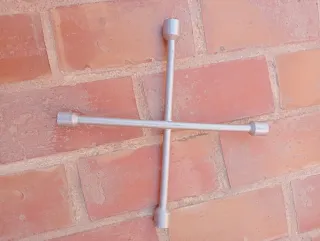 Llave de cruz para neumáticos