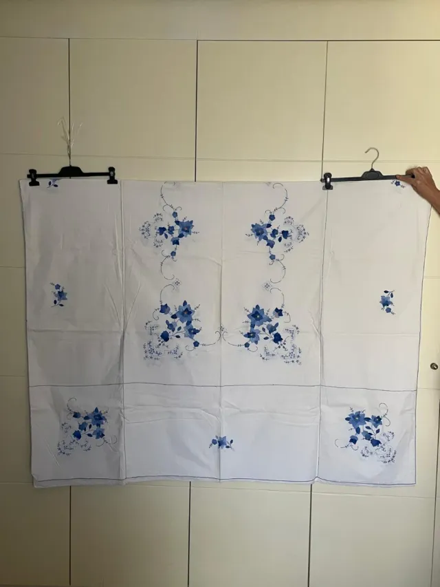 Mantelería bordada flores azules