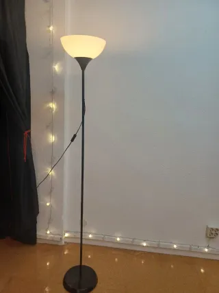 Lámpara de pie negra y blanca