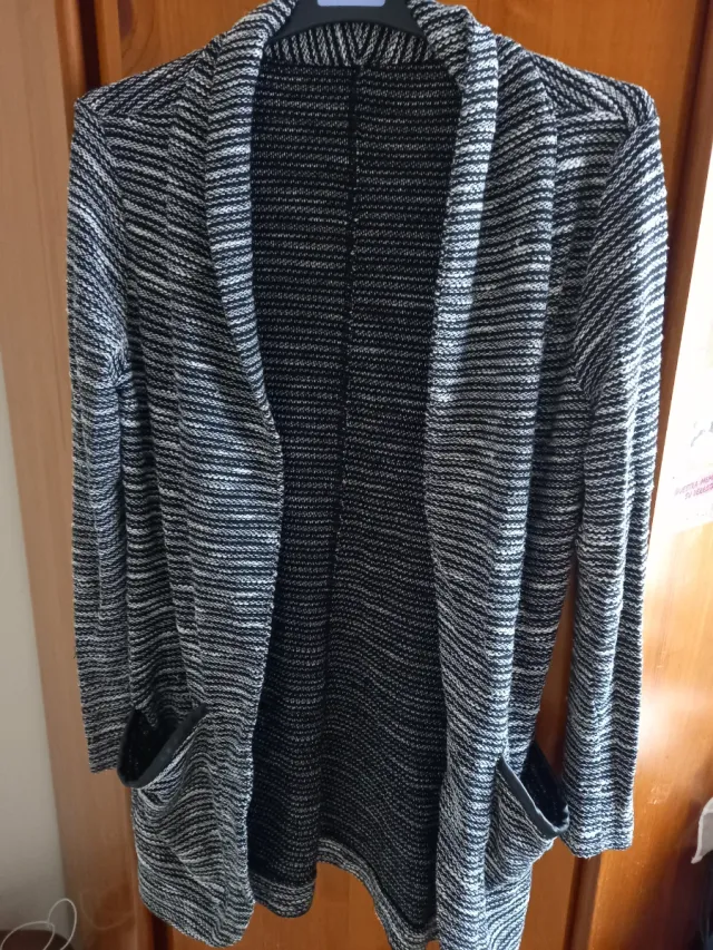 Cárdigan Rojo Talla L 
Hay también  de la talla M