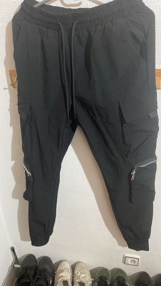 Pantalones cargo negros con cremalleras