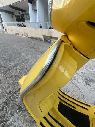 Vespa Amarilla con Baúl
