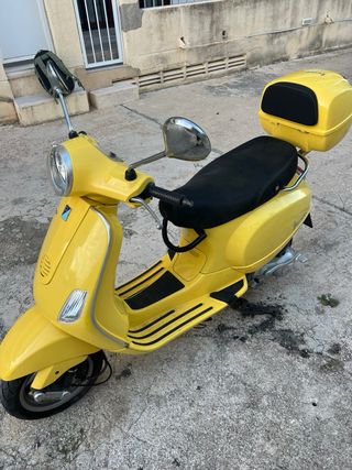 Vespa Amarilla con Baúl
