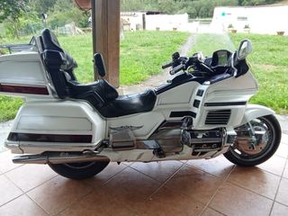 Moto Honda Gold Wing Blanca