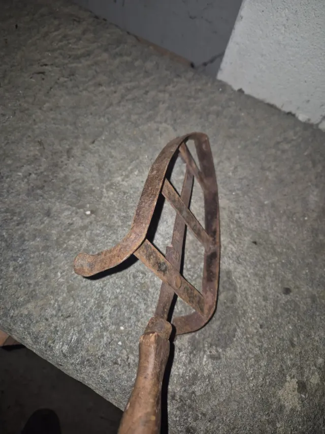 Piedistallo Ferro da stiro antico in metallo