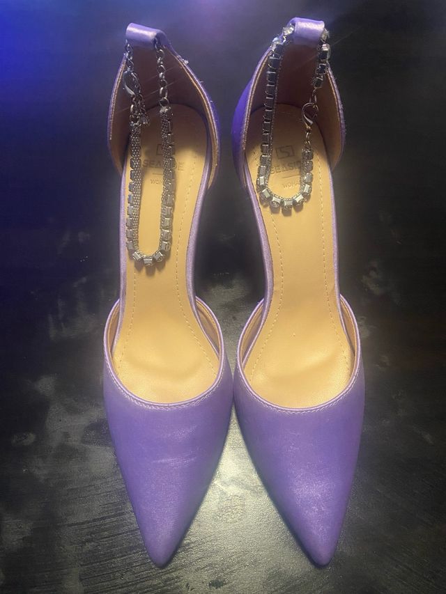 Sapato de Salto Alto Roxo com Detalhe de Corrente