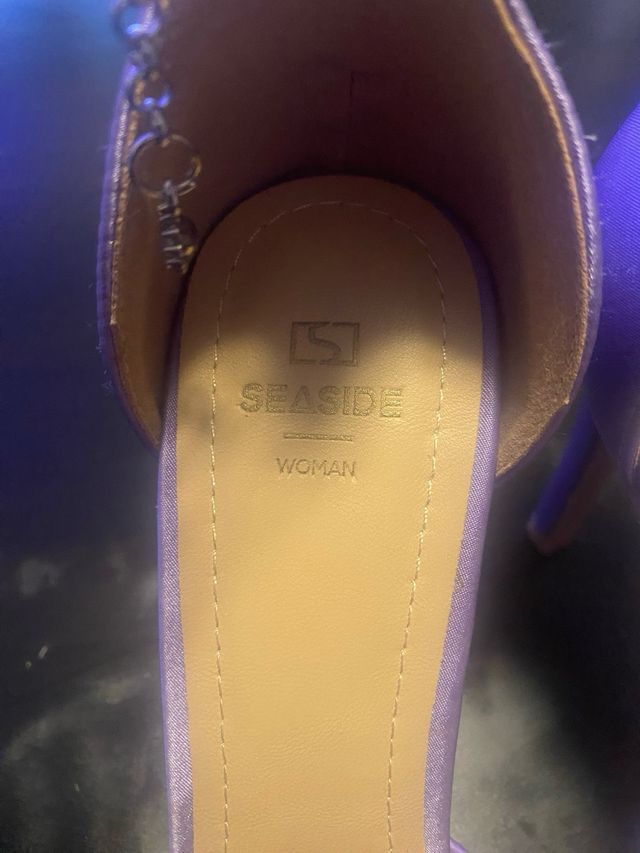 Sapato de Salto Alto Roxo com Detalhe de Corrente