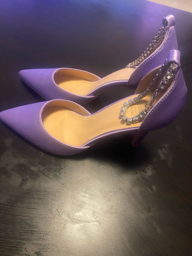 Sapato de Salto Alto Roxo com Detalhe de Corrente