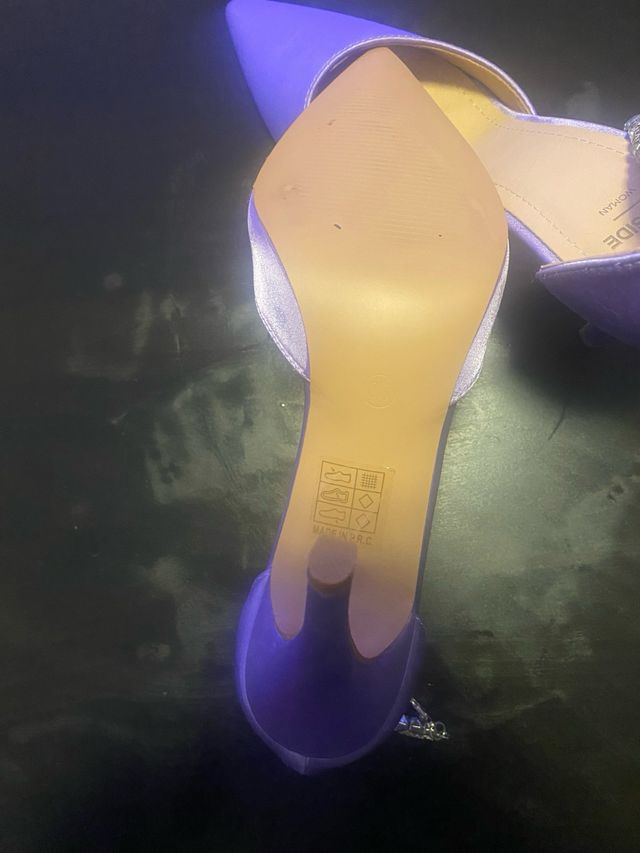 Sapato de Salto Alto Roxo com Detalhe de Corrente