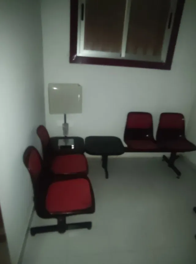 Sillas sala de espera 2 asientos + mesa 50 € juego