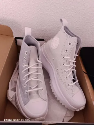Zapatillas Converse grises y blancas