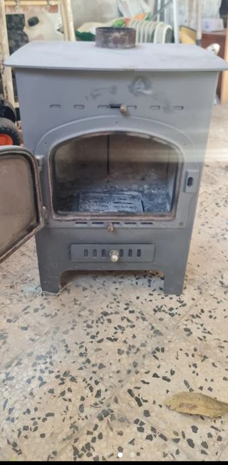 Chimenea de metal y cristal gris