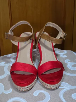 Sandalias de cuña rojas con plataforma talla 40