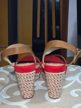Sandalias de cuña rojas con plataforma talla 40