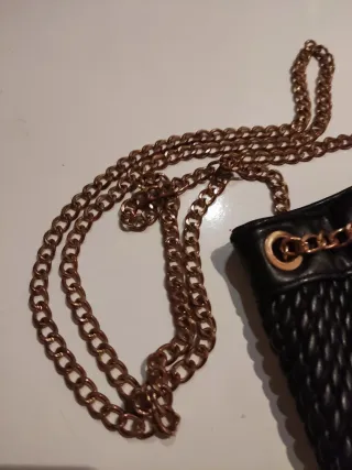Bolsito móvil Cortefiel negro y dorado