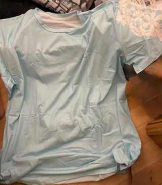 Camiseta azul con encaje