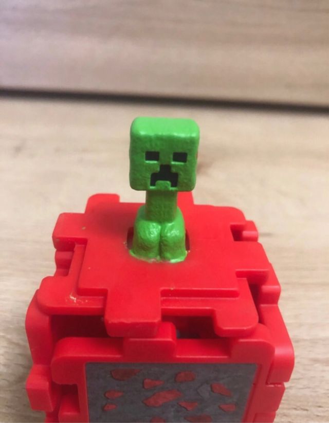 Statuetta Minecraft Rossa