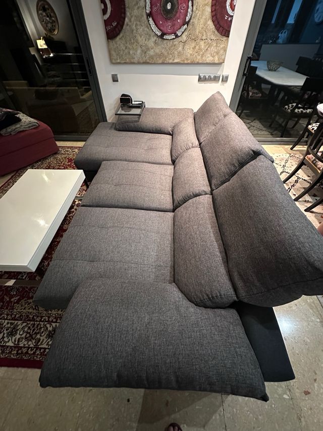 Sofá modular gris de tela.