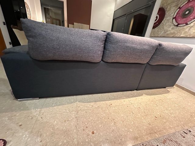 Sofá modular gris de tela.
