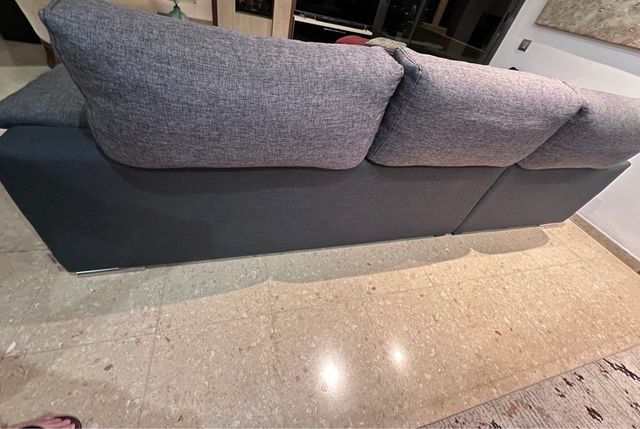Sofá modular gris de tela.