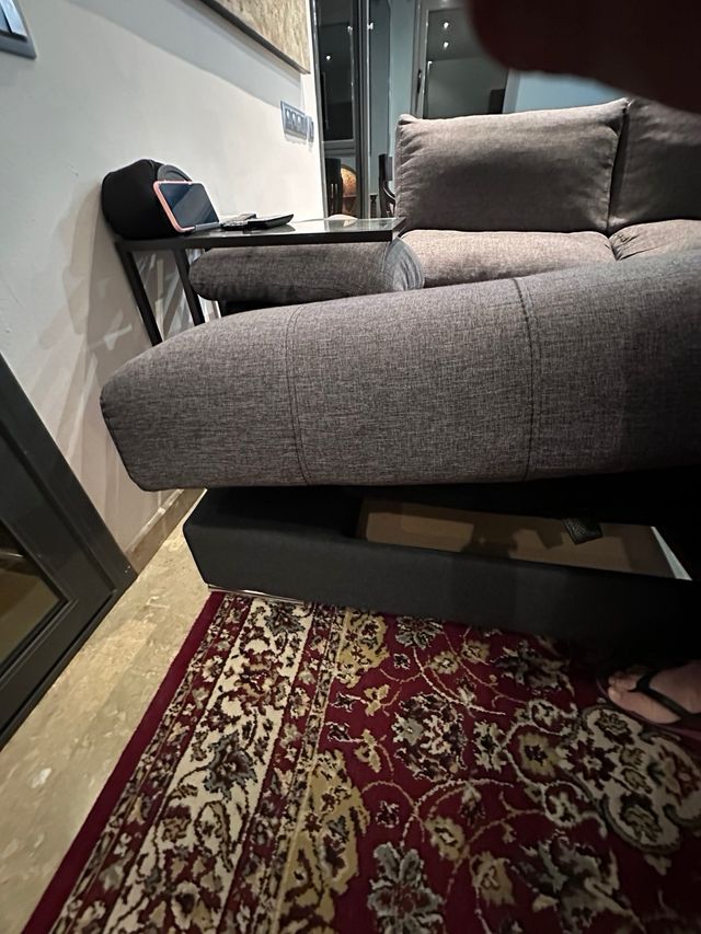 Sofá modular gris de tela.