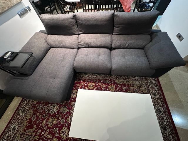 Sofá modular gris de tela.