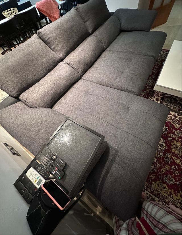 Sofá modular gris de tela.